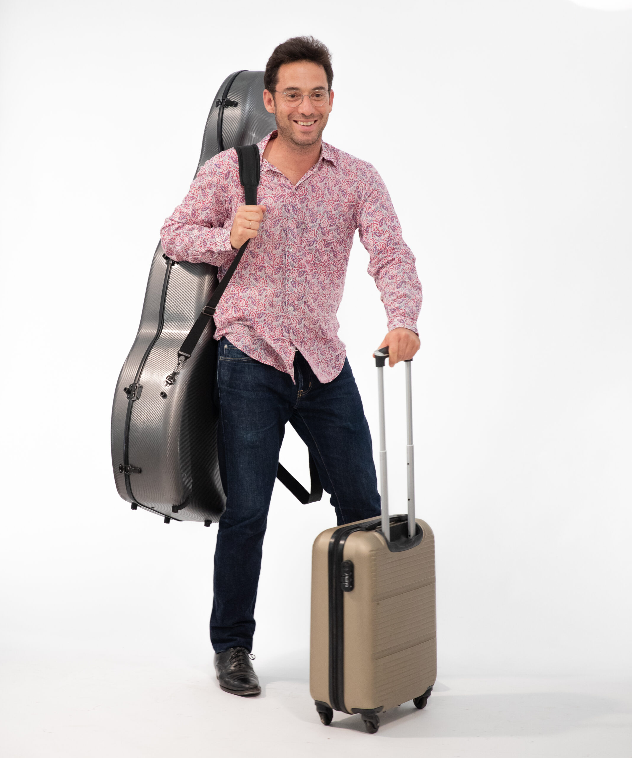Gauthier Herrmann avec son violoncelle et sa valise