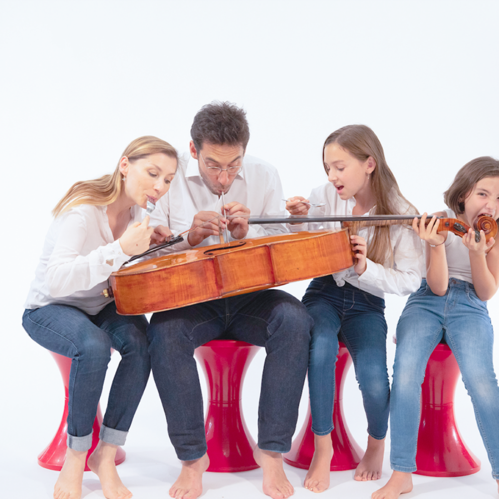 Bannière Famille mange Violoncelle